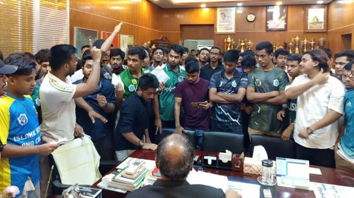 অন্তর্বর্তী প্রশাসকের অধীনে পরীক্ষাসহ ৯ দফা দাবিতে সাত কলেজ শিক্ষার্থীদের স্মারকলিপি