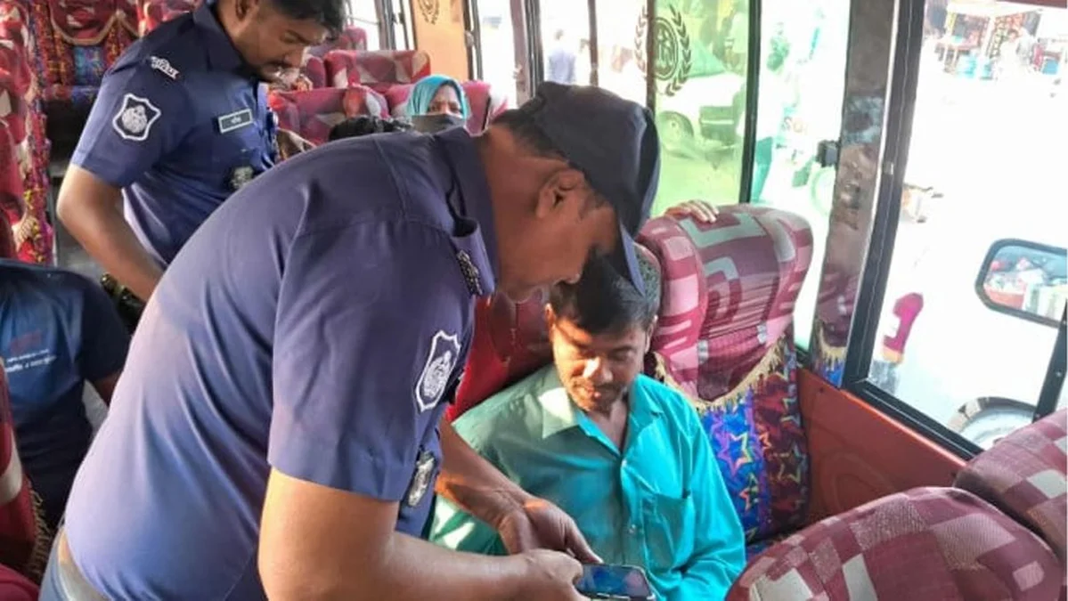 গোপনীয়তা ও মানবাধিকার লঙ্ঘন করে ঢাকার প্রবেশপথে মোবাইল তল্লাশি