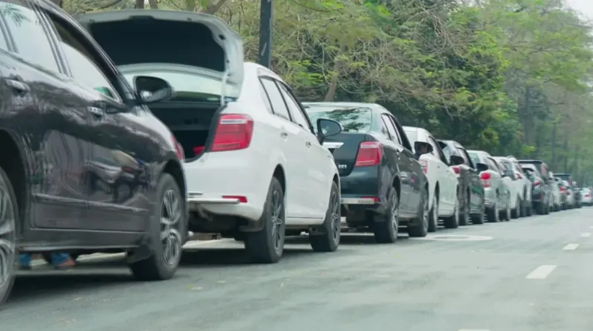 উৎপাদন থাকা সত্ত্বেও কেন দীর্ঘ লাইন ও ভোগান্তি?