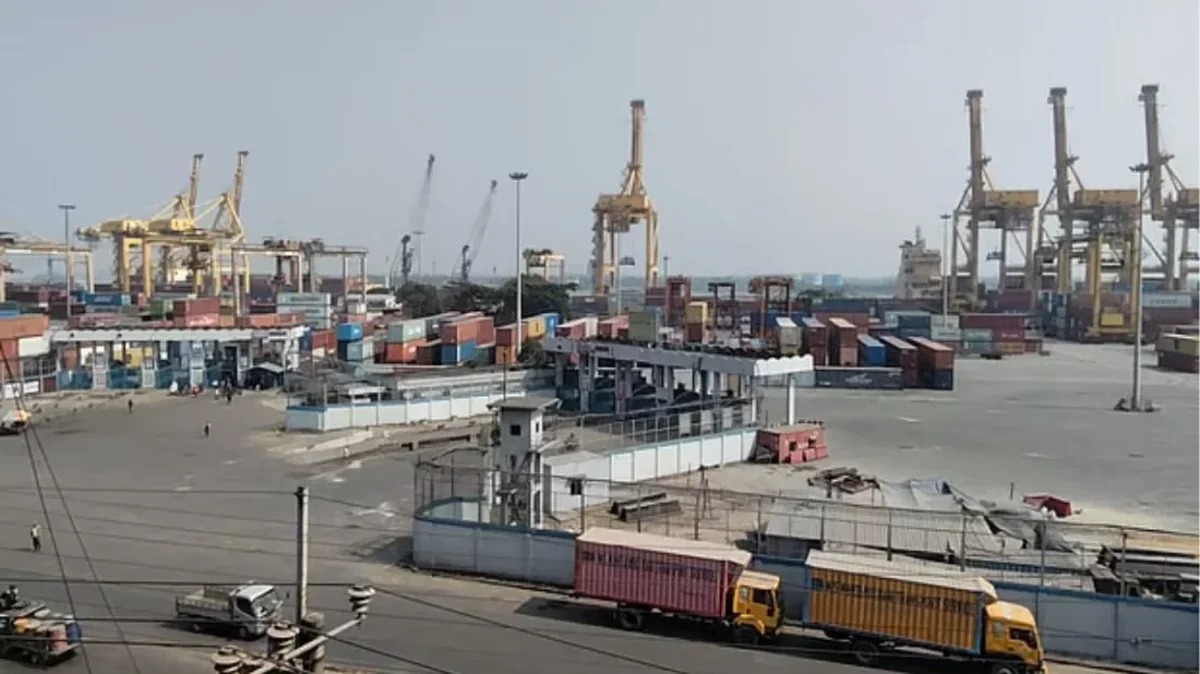 অন্তর্বর্তী সরকার হার্ডলাইনে যাওয়ার ঘোষণা দেওয়ার পর ১৫ কর্মচারীকে শাস্তি