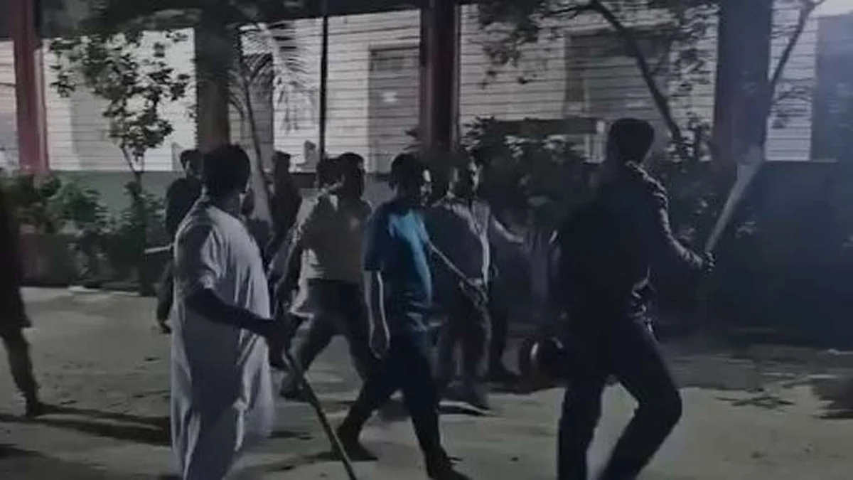 ঢাকা আলিয়া মাদ্রাসায় শিক্ষার্থীদের দুই গ্রুপের সংঘর্ষে উত্তেজনা