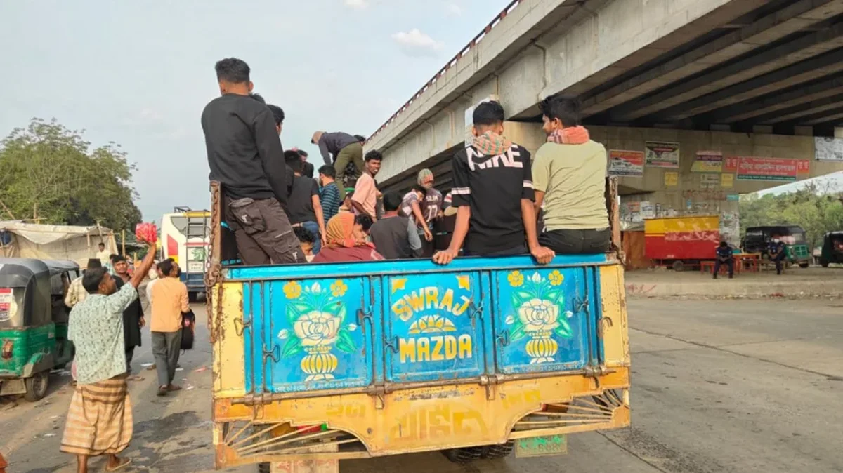 ঈদযাত্রার শুরুতেই ঘরমুখো মানুষের ঢল, বাস না পেয়ে কেউ ফিরছেন ট্রাকে