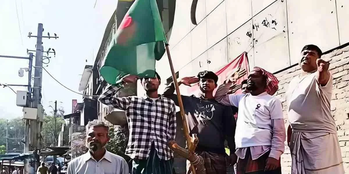 ঢাকায় আওয়ামী লীগ কার্যালয়ের সামনে জাতীয় পতাকা উত্তোলন