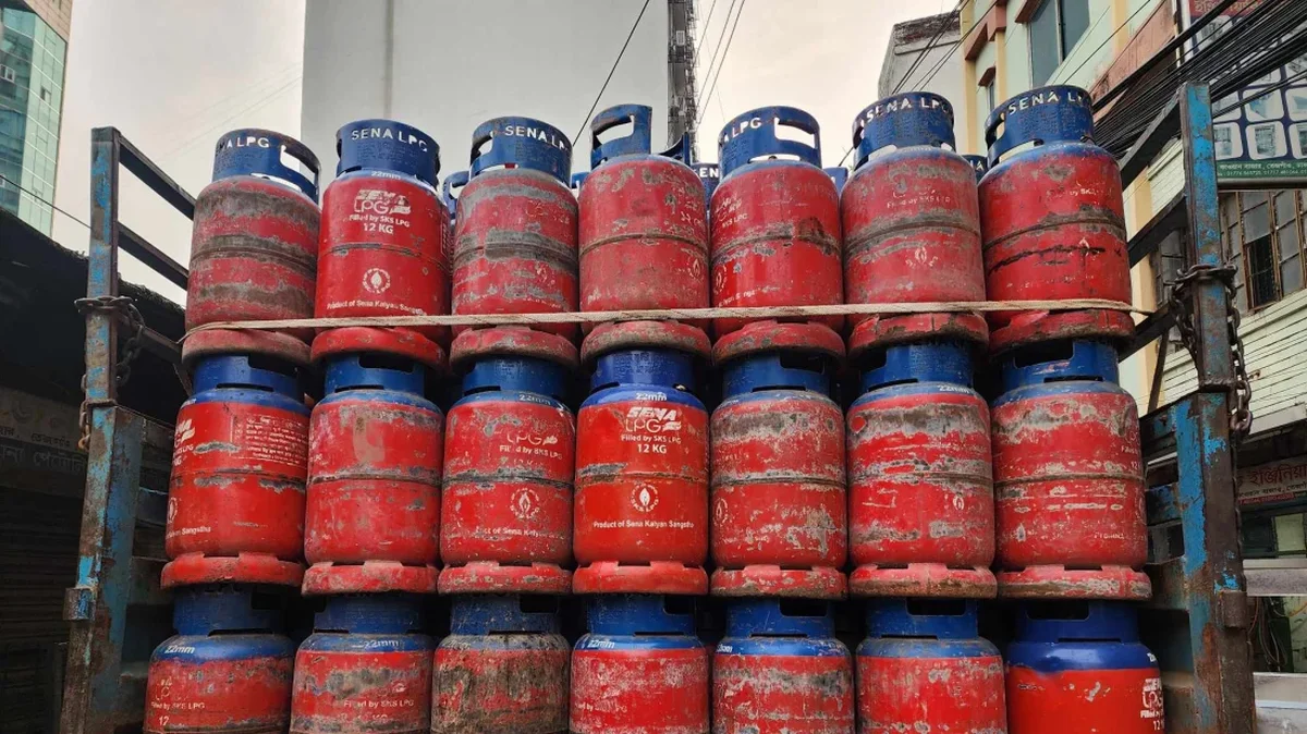 এলপিজি বিক্রি বন্ধে সংকট তীব্র, কৃত্রিম ঘাটতিতে আকাশছোঁয়া দাম