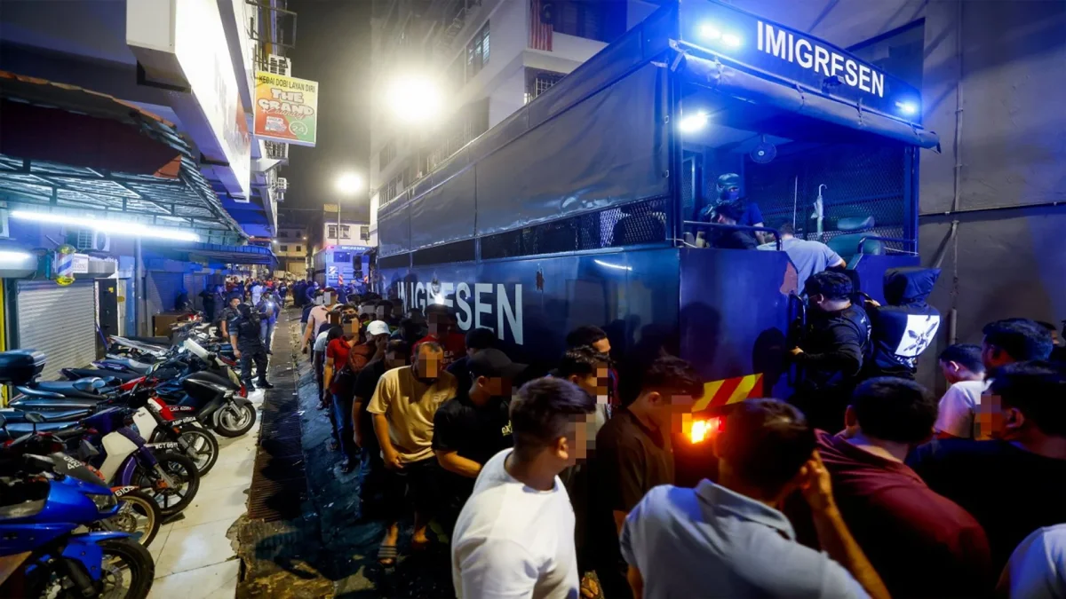 মালয়েশিয়ায় অভিযানে ৫৬ বাংলাদেশিসহ ২১৮ জন আটক