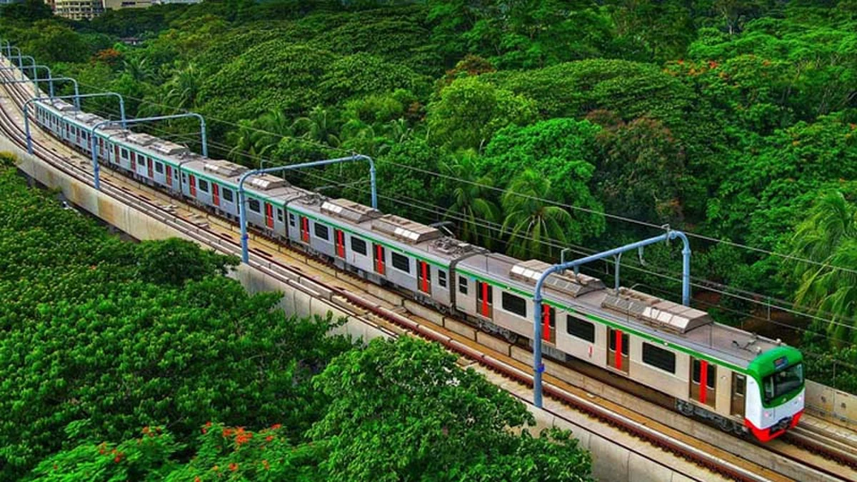 মেট্রো লাইনের বিয়ারিং প্যাড পড়ে পথচারীর মৃত্যু, বন্ধ ট্রেন চলাচল