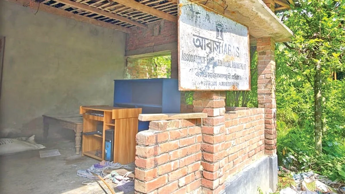 নির্বাচন কমিশনের পর্যবেক্ষক সংস্থার ঠিকানায় মিলল জঙ্গল, দোকান আর ভাঙা ঘরবাড়ি