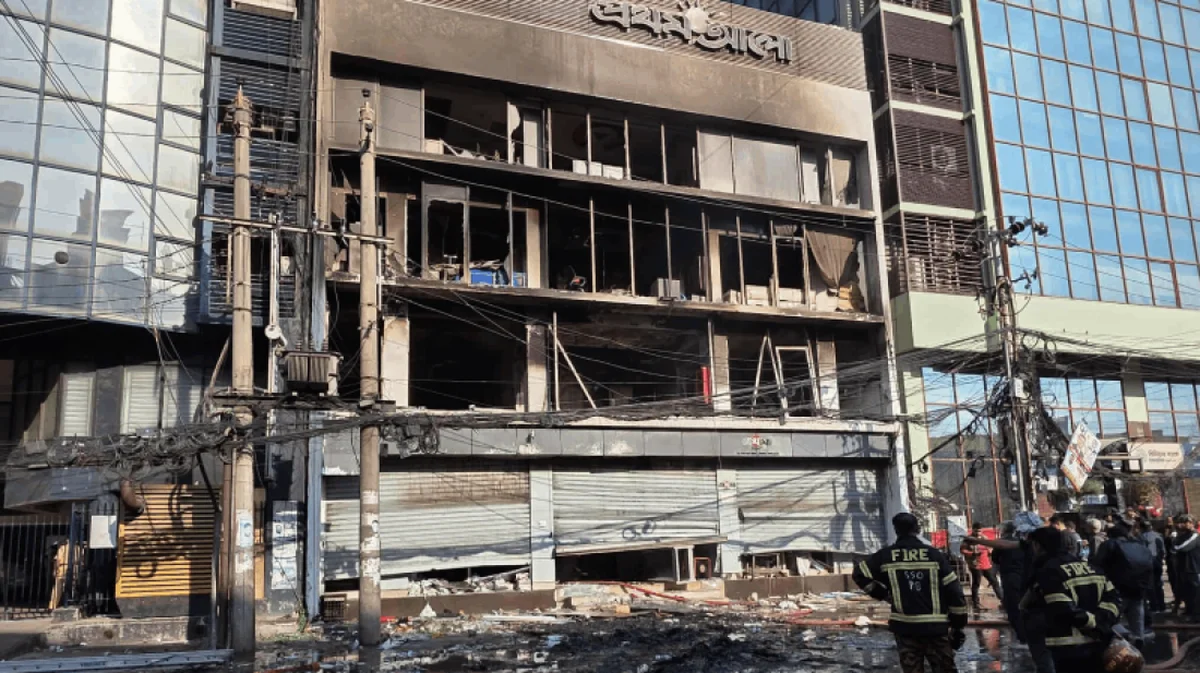 হাদি সমর্থকদের তাণ্ডবে ধ্বংসস্তূপে পরিণত প্রথম আলো–ডেইলি স্টার ভবন