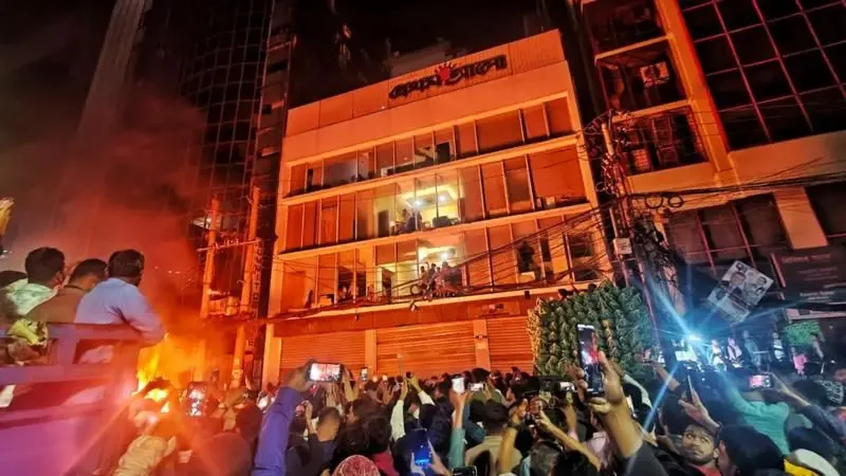 প্রথম আলো–ডেইলি স্টার কার্যালয়ে হাদি সমর্থকদের হামলা ও অগ্নিসংযোগ
