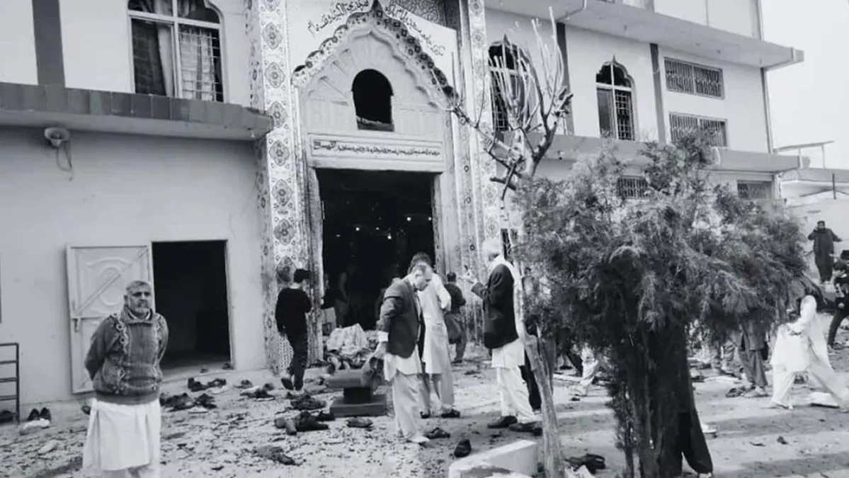 পাকিস্তানে শিয়া মসজিদে জুমার নামাজের সময় আত্মঘাতী বোমা বিস্ফোরণ