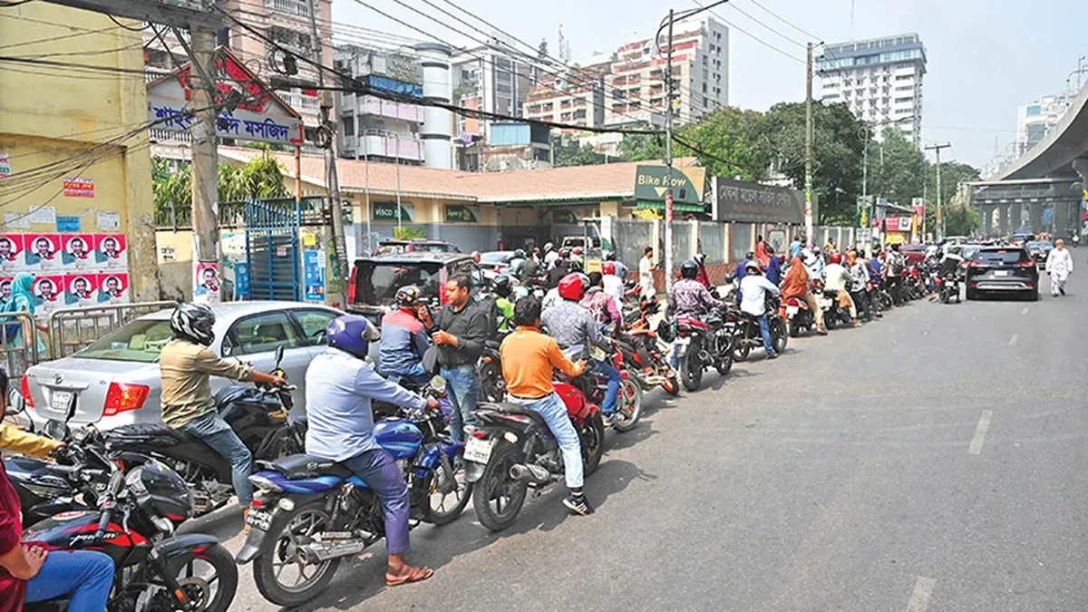যুদ্ধের প্রভাবে জ্বালানি ঘাটতি, তেল সংকটে বিপর্যস্ত জনজীবন
