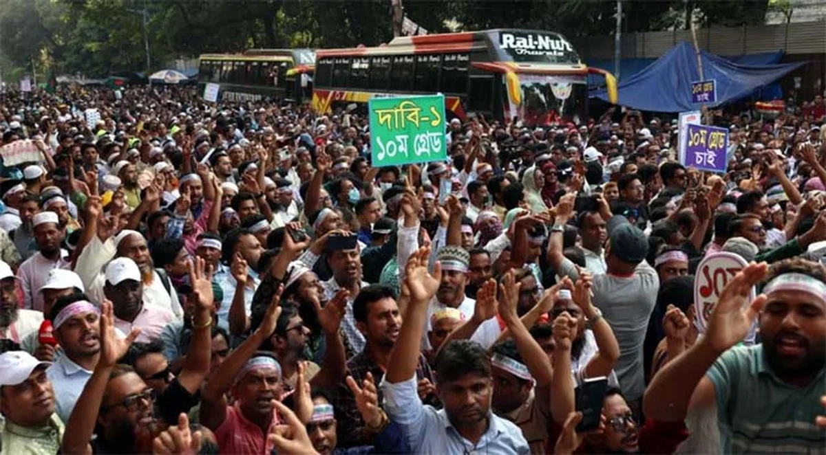 প্রাথমিক শিক্ষকদের আন্দোলন ঠেকাতে বদলির ঝড়