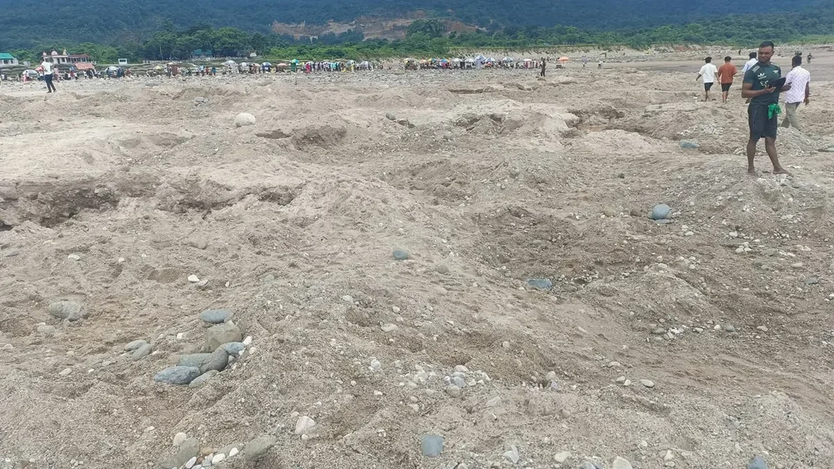 সাদাপাথরে নজিরবিহীন লুটপাটে পর্যটন ও পরিবেশ বিপর্যস্ত