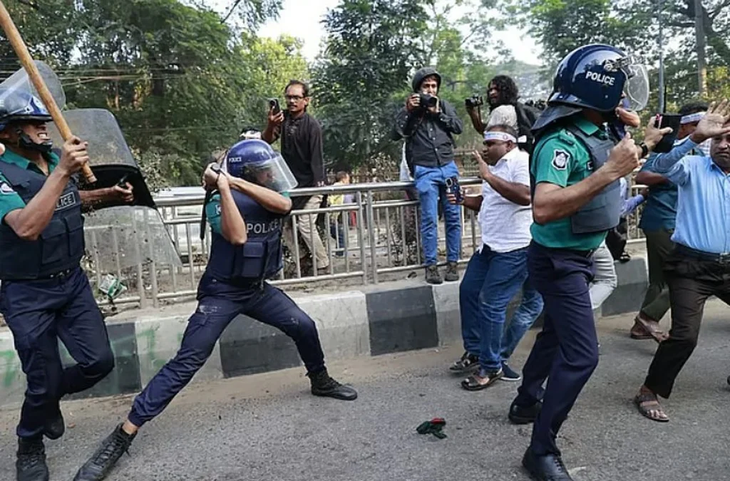 শাহবাগে শিক্ষকদের রক্তঝরা প্রতিবাদ, লাঠির আঘাতে আহত শতাধিক শিক্ষক
