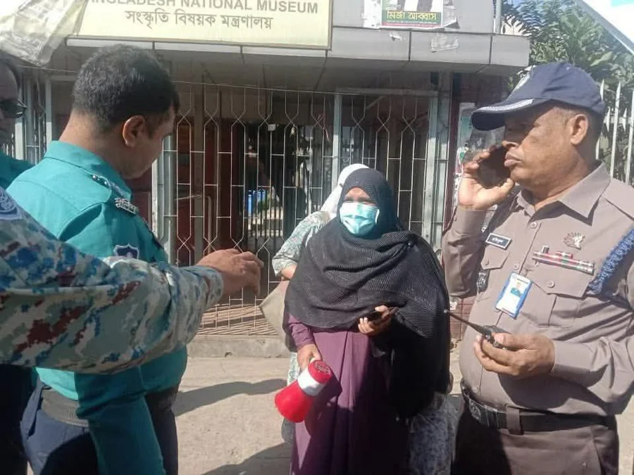 শেখ হাসিনার বিচারের নামে রাজনৈতিক প্রতিহিংসার প্রতিবাদে শাহবাগে এক নারীর অবস্থান কর্মসূচি