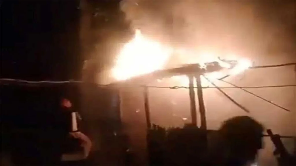 সিরাজগঞ্জে আওয়ামী লীগ নেতার বাড়িতে অগ্নিসংযোগ