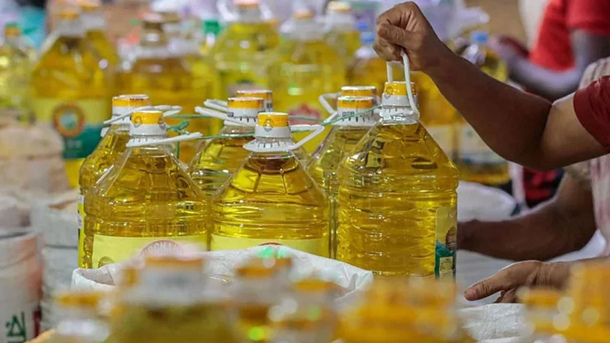 এক সপ্তাহ ধরে বাড়তি দরে সয়াবিন তেল বিক্রি