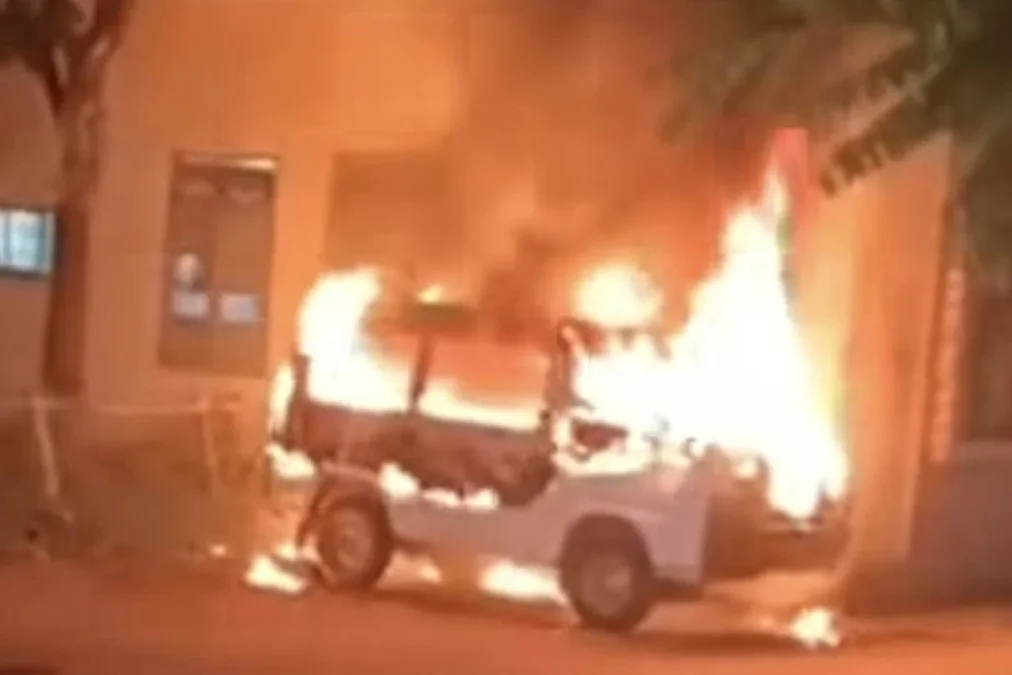 আওয়ামী লীগের ওপর দায় চাপাতে দেশজুড়ে অগ্নিসংযোগ, নাশকতা দুর্বৃত্তদের