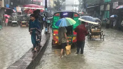 ৩ ঘণ্টার বৃষ্টিতে চট্টগ্রামে জলাবদ্ধতা, কোথাও কোমর সমান পানি