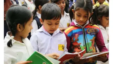 বাংলাদেশে উচ্চ মাধ্যমিক পরীক্ষায় উত্তীর্ণ শিক্ষার্থীদের শিক্ষাগত মান আন্তর্জাতিকভাবে সপ্তম শ্রেণির সমতুল্য। বিশ্বব্যাংকের তথ্য অনুসারে, শিক্ষার্থীরা ১১ বছর শিক্ষা পেয়েও মাত্র ৬.৫ বছরের মতো দক্ষতা অর্জন করছে। মুখস্থ পাঠদান, বিশ্লেষণধর্মী শিক্ষার অভাব ও প্রশিক্ষণহীন শিক্ষক এই সংকটের কারণ। শিক্ষার মান উন্নয়নে সময় ও বিনিয়োগ প্রয়োজন। শিক্ষার ঘাটতি অর্থনীতিতেও নেতিবাচক প্রভাব ফেলছে।