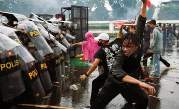 ইন্দোনেশিয়ায় সরকারবিরোধী বিক্ষোভ ছড়িয়ে পড়ছে