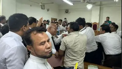আইনজীবী মহি উদ্দিন আহমেদ সাংবাদিক রোমিওকে আদালত কক্ষ থেকে বের হয়ে যেতে বলেন। রোমিও বিচারকের নির্দেশ ছাড়া বের না হওয়ার কথা বললে আইনজীবী তার দিকে তেড়ে যান। সাংবাদিক সিয়াম তাকে থামাতে গেলে মহি উদ্দিন বেঞ্চ থেকে লাফিয়ে উঠে সিয়ামের কানে ঘুষি মারেন।