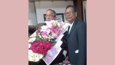 বাংলাদেশ জাতীয়তাবাদী আইনজীবী ফোরাম সভাপতিকে আইনজীবীদের ফুলেল শুভেচ্ছা