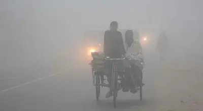 কনকনে শীত ও ঘন কুয়াশায় বিপর্যস্ত জনজীবন