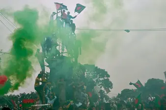 বাংলাদেশের অন্তর্বর্তীকালীন সরকারের প্রথম বর্ষপূর্তিতে নিউ ইয়র্ক টাইমসের বিশেষ প্রতিবেদন। আমাদের পাঠকদের জন্য প্রতিবেদনটির চুম্বকাংশ পুনর্লিখন করেছেন আমাদের আন্তর্জাতিক ডেস্কের প্রতিবেদক।