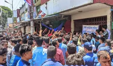 “আমরা নিয়ম মেনে চাকরিতে যোগ দিয়েছিলাম। কিন্তু সরকার পরিবর্তনের পর চট্টগ্রামের লোকজনকে লক্ষ্য করে দফায় দফায় ছাঁটাই করা হয়েছে।”