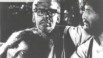 এ বছর ঋত্বিক ঘটকের জন্মশতবর্ষ। বাংলা ও ভারতীয় চলচ্চিত্রে বাস্তববাদ, মানবিকতা ও প্রতিবাদী শিল্পচেতনার যে অনন্য সংমিশ্রণ তিনি সৃষ্টি করেছিলেন, আজও তা সিনেমার শিক্ষার্থী ও নির্মাতাদের জন্য পথপ্রদর্শক। দেশভাগ, উদ্বাস্তু জীবন, নাগরিক সংকট এবং বঞ্চিত মানুষের যন্ত্রণাকে পর্দায় রূপ দেওয়ার ক্ষেত্রে তাঁর কাজ বিশ্ব চলচ্চিত্রের ইতিহাসে এক বিশাল মাইলফলক। জন্মশতবর্ষে নতুন প্রজন্ম আবার ফিরে দেখছে ‘মেঘে ঢাকা তারা’, ‘কমল গান্ধার’, ‘সুবর্ণরেখা’ ও ‘তিতাস একটি নদীর নাম’-এর অমর চলচ্চিত্রভুবন। ঋত্বিক স্মরণে বিডি ভয়েসে ঋত্বিকের চলচ্চিত্র, দর্শন, শিল্পচেতনা ও সমাজবাস্তবতার নানা দিক নিয়ে প্রকাশিতব্য বিশেষ ধারাবাহিকের তৃতীয় রচনা এটি। ঋত্বিককে ফিরে দেখার এই যাত্রায় পাঠকদের স্বাগতম।