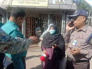 শেখ হাসিনার বিচারের নামে রাজনৈতিক প্রতিহিংসার প্রতিবাদে শাহবাগে এক নারীর অবস্থান কর্মসূচি