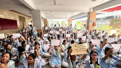 ‘সাজানো’ অভিযোগে শিক্ষক বরখাস্ত, শিক্ষার্থী ও অভিভাবকদের প্রতিবাদ